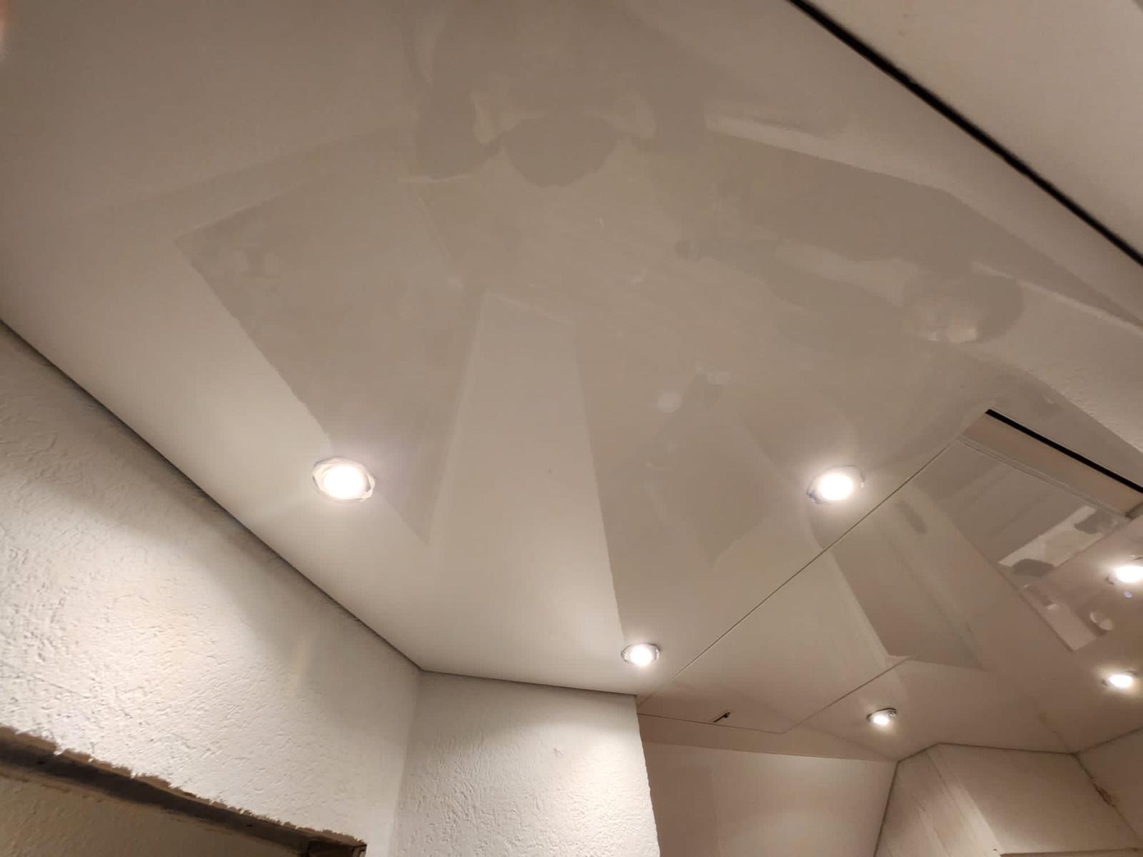 Weiße Lackspanndecke mit perfekter Lichtreflexion im Wohnzimmer