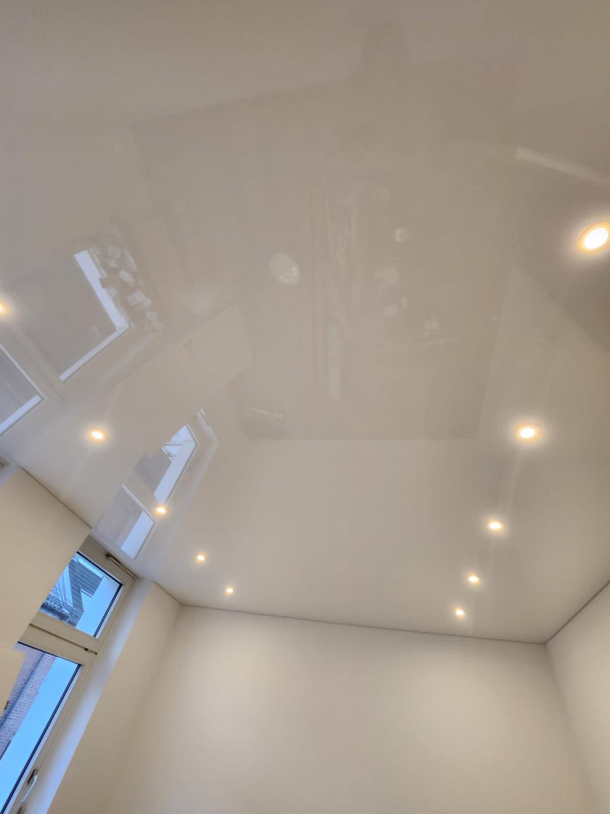 Spiegelnde Lackspanndecke mit LED-Integration und hochglänzender Oberfläche
