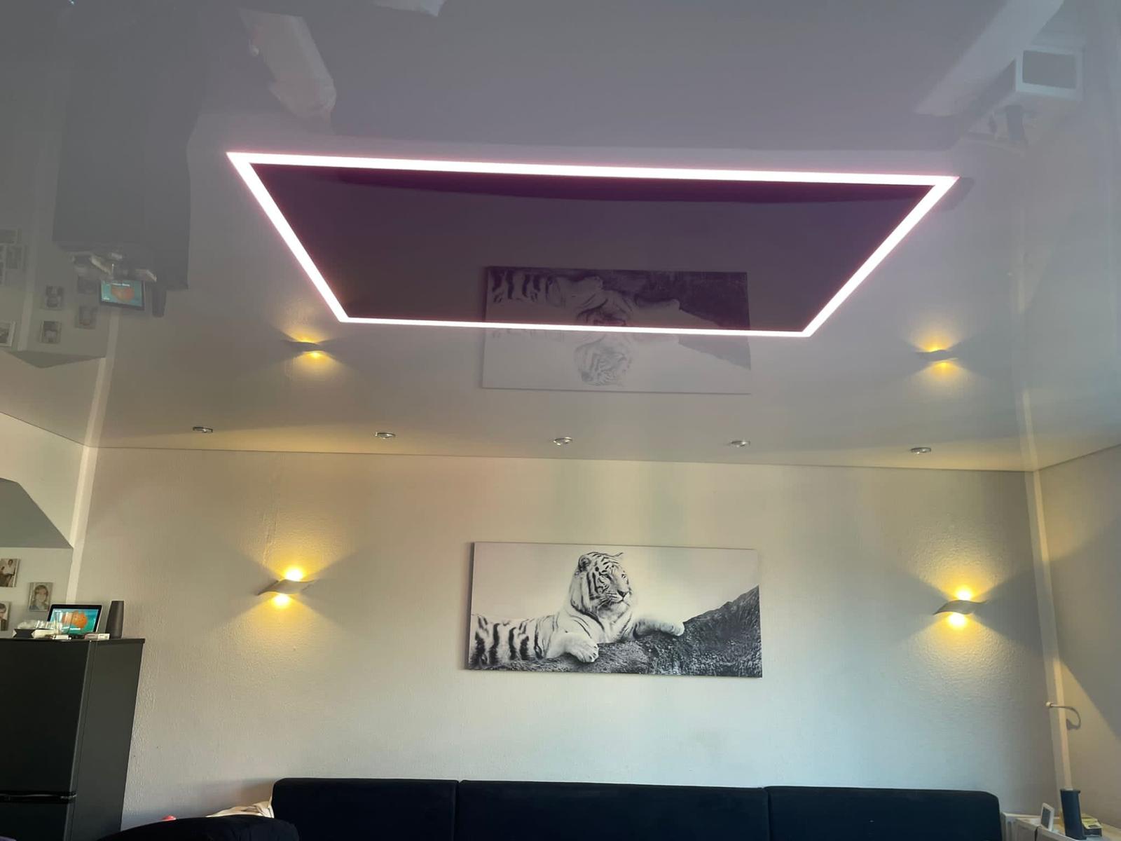 Premium Hochglanz-Spanndecke mit Lichtkonzept und Spiegeleffekt