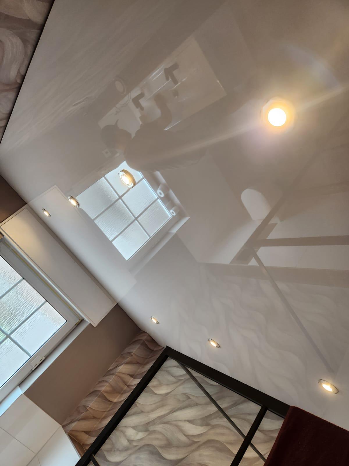 Hochglanz Lackspanndecke im Badezimmer mit Marmor und LED-Beleuchtung