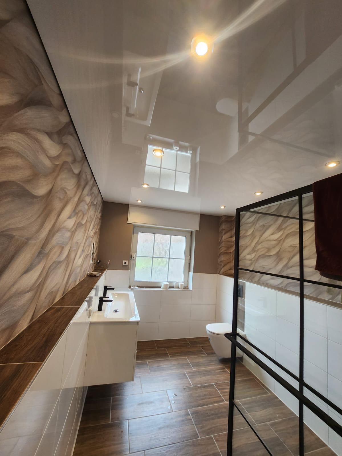 Lackspanndecke mit LED-Spots und brillantem Spiegeleffekt