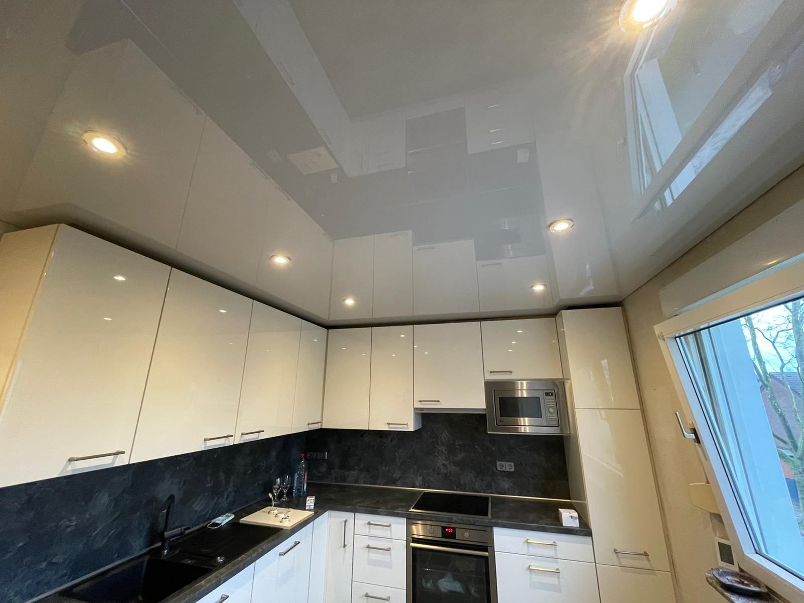 Brillante Lackspanndecke mit Hochglanz-Finish und Lichtspiel