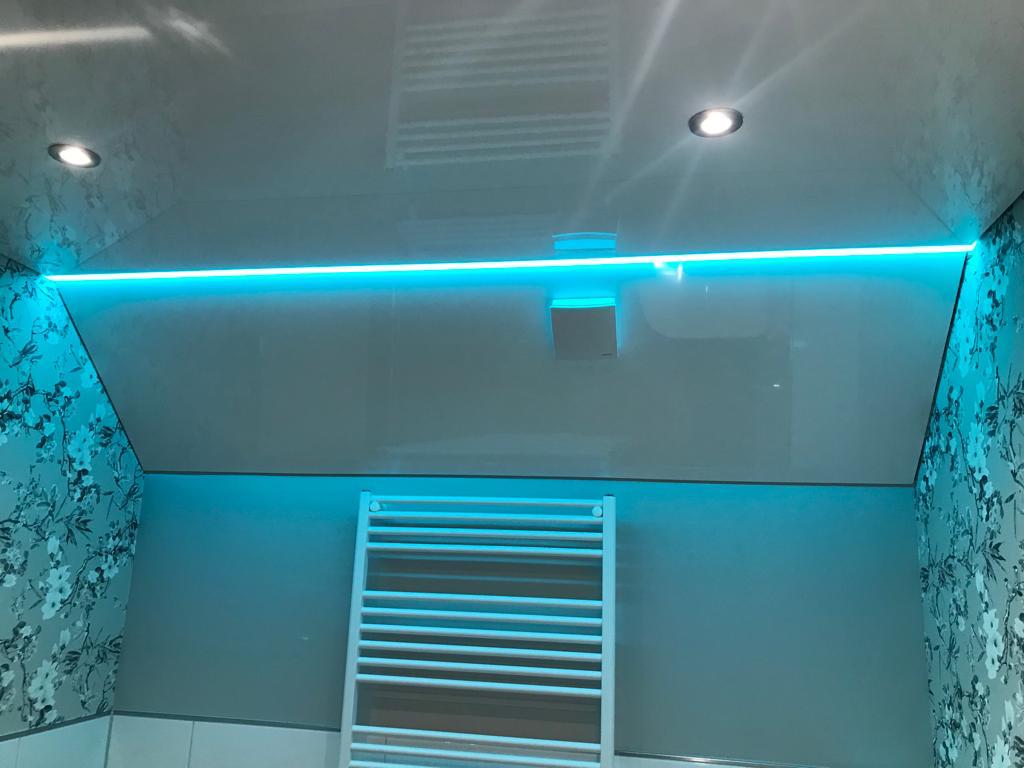 Vollflächige Lichtdecke mit gleichmäßiger LED-Ausleuchtung ohne Schatten