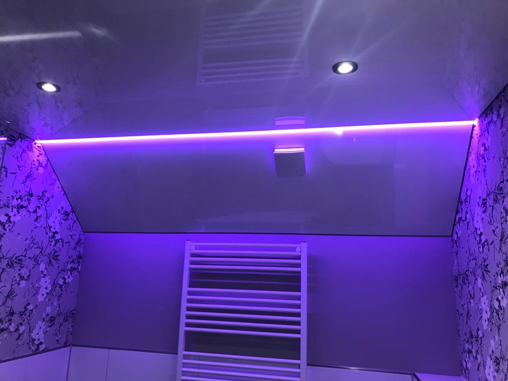 Moderne LED-Lichtdecke mit indirekter Beleuchtung im Wohnraum