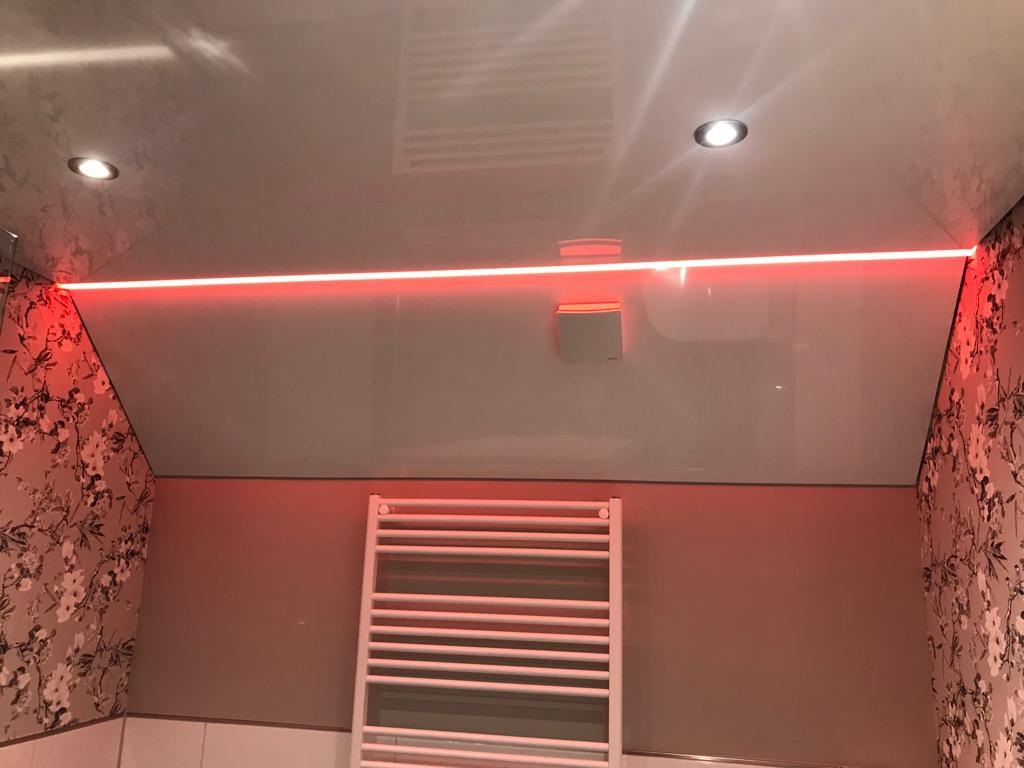 LED-Spanndecke mit perfekter Lichtverteilung und Smart-Home-Integration