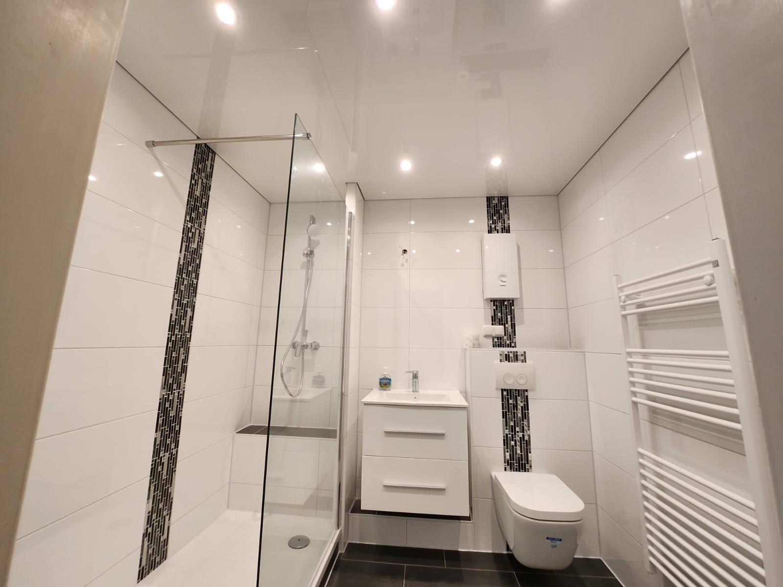 Edle Satin-Spanndecke mit sanftem Glanz und LED-Beleuchtung im Wohnzimmer