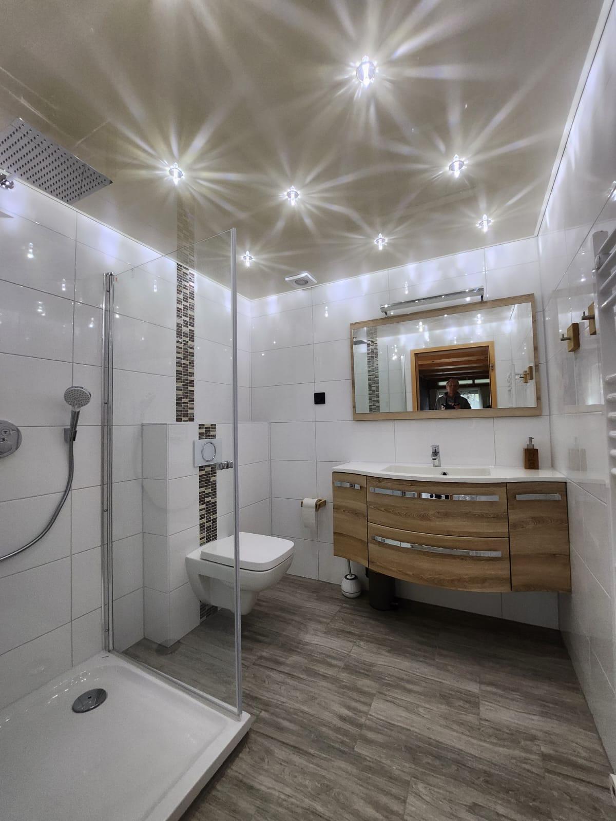 Moderne Satin-Spanndecke mit dezenter Reflexion und zeitlosem Design