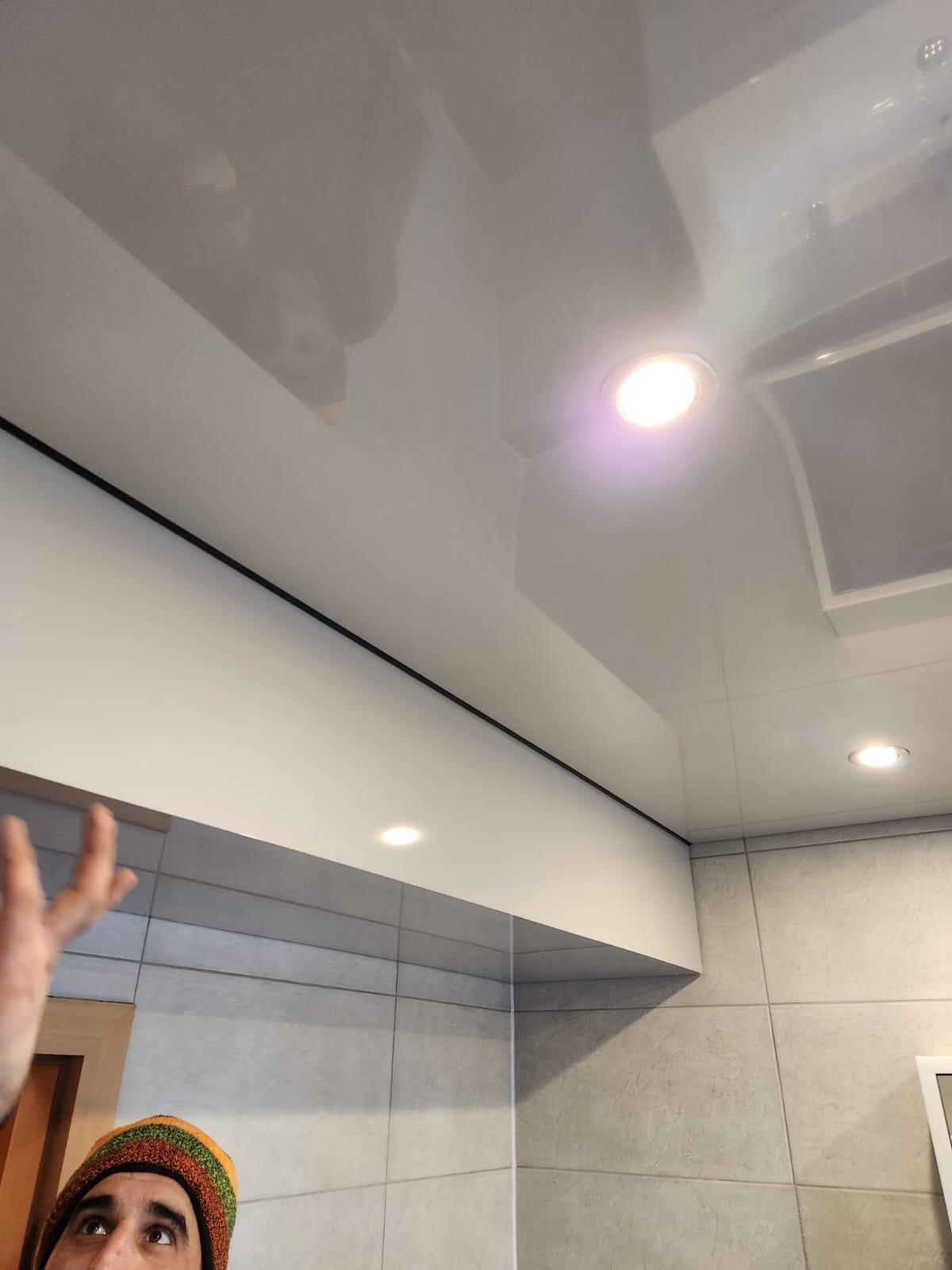 Elegante Satin-Spanndecke mit sanftem Halbglanz und moderner Optik