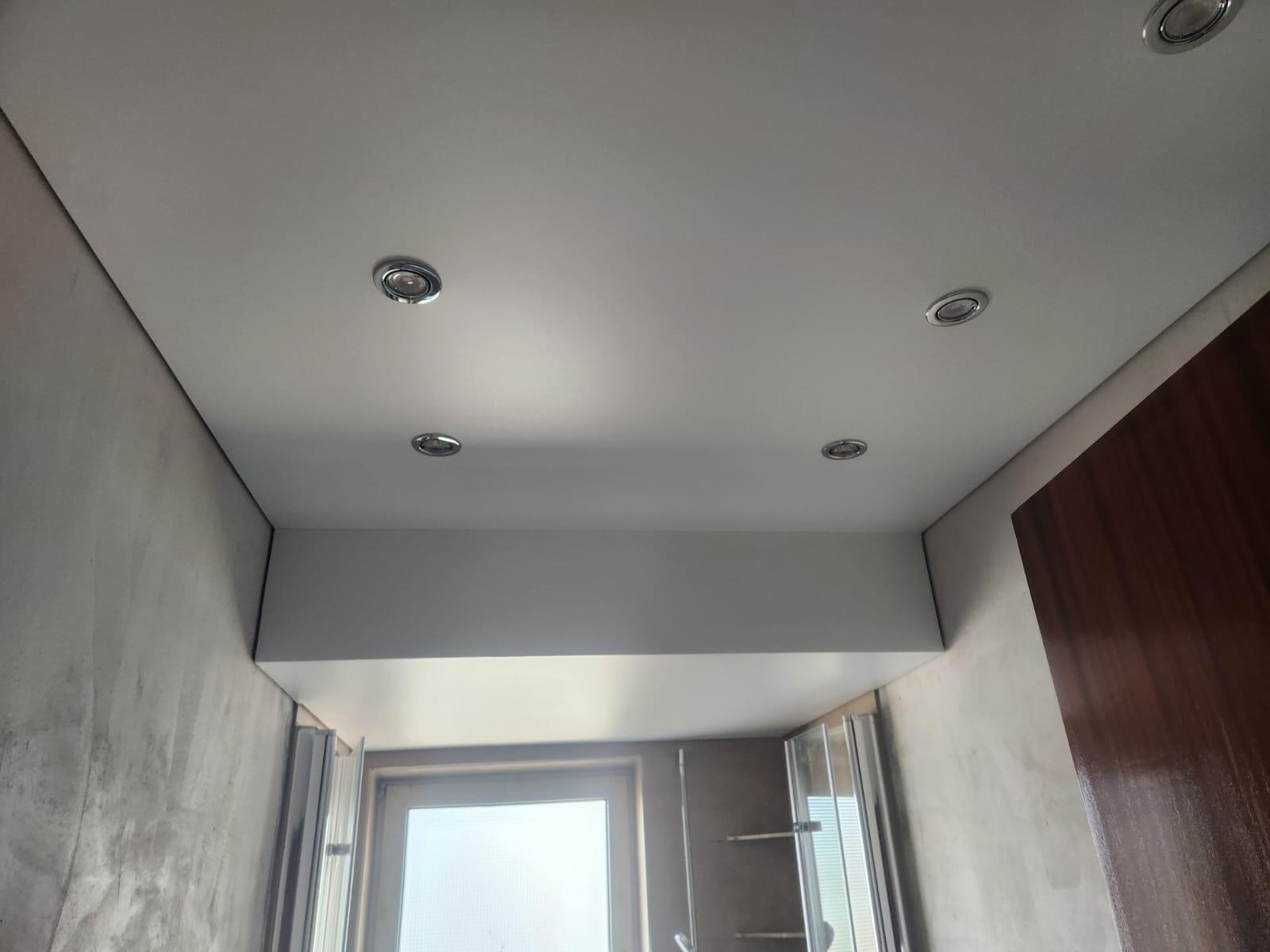 Satin-Spanndecke mit indirekter LED-Beleuchtung und edler Oberfläche