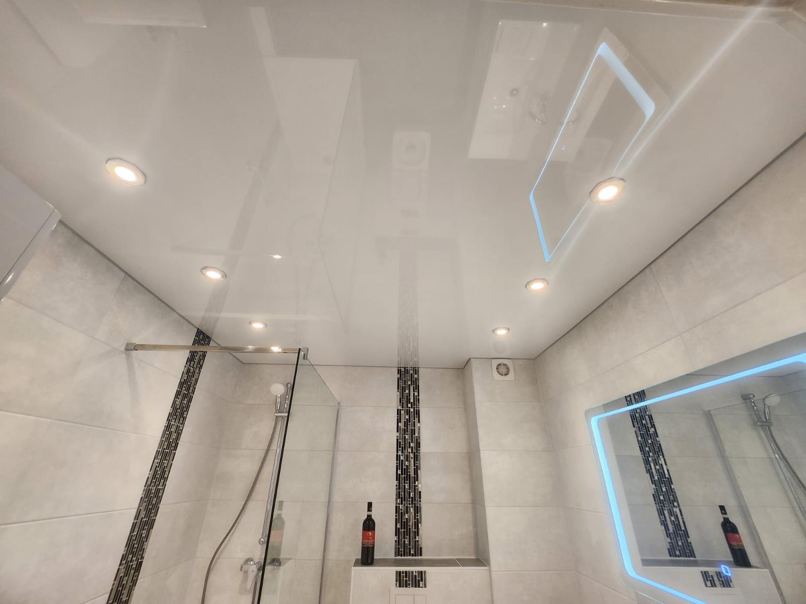 Hochwertige Satin-Spanndecke mit eleganter Atmosphäre im Wohnbereich