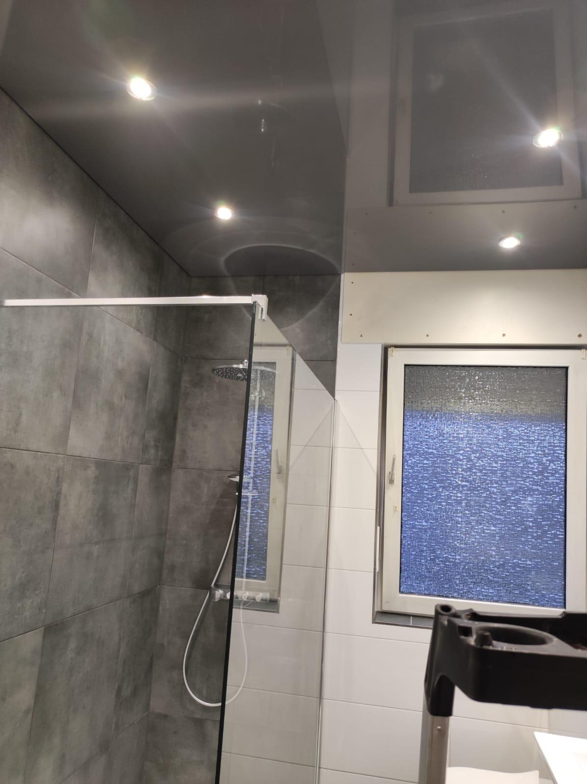 Satin-Spanndecke mit perfekter Lichtverteilung und zeitloser Eleganz